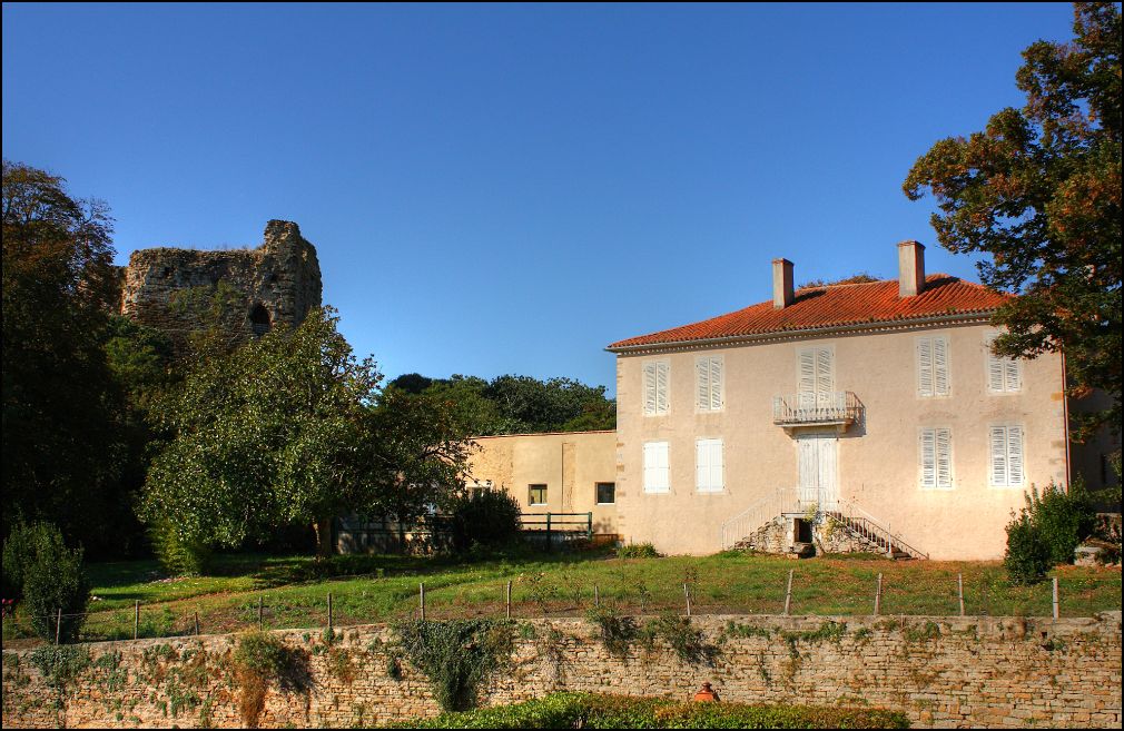 Vieille demeure dans la haute ville de Talmont Saint Hilaire