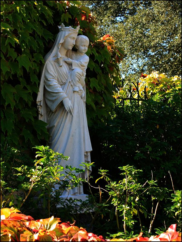 Vierge à l'enfant dans une ruelle de la haute ville de Talmont Saint Hilaire