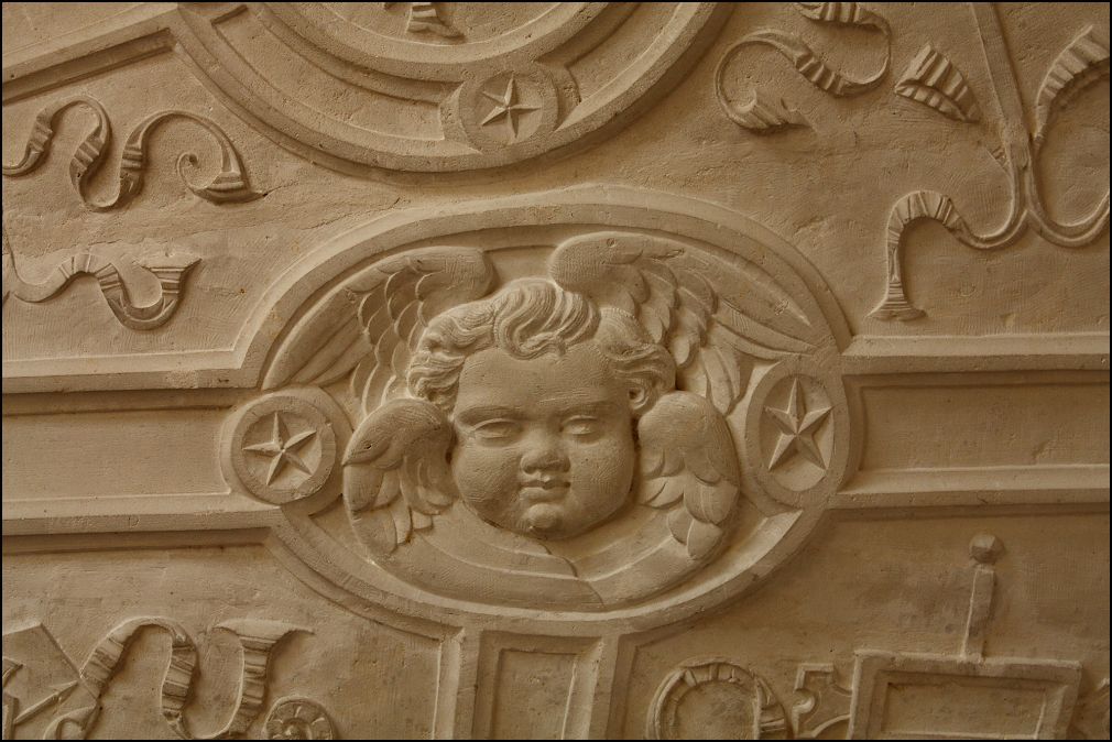 Chérubin sculpté sur l'escalier à vis du château des Granges Cathus àTalmont Saint Hilaire en Vendée