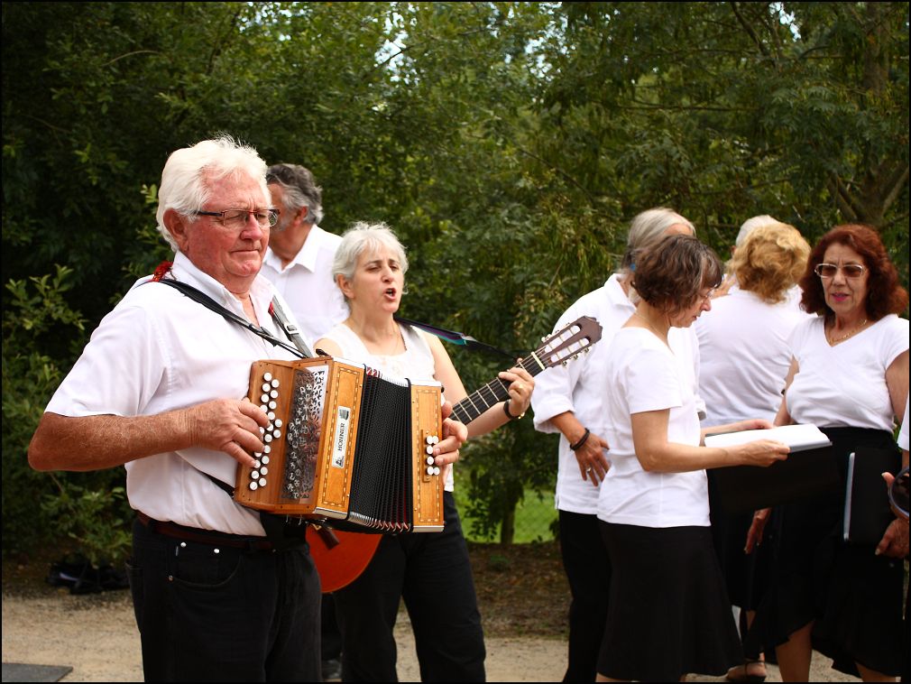 Arcordéons et chanteurs à la fête de la gâche à Talmont Saint Hilaire en Vendée