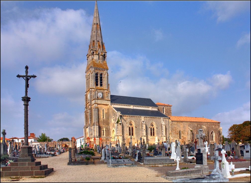 Eglise Saint Hilaire de Talmont vue du cimetière