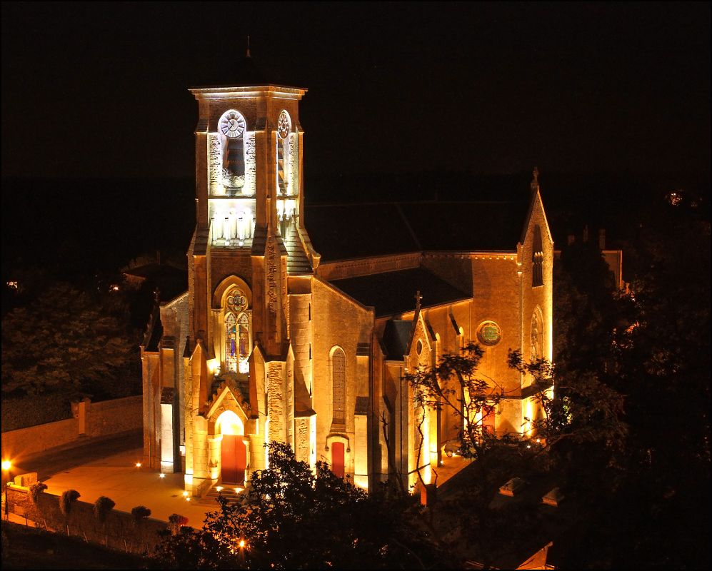 Eglise Saint Pierre à Talmont Saint Hilaire en Vendée la nuit