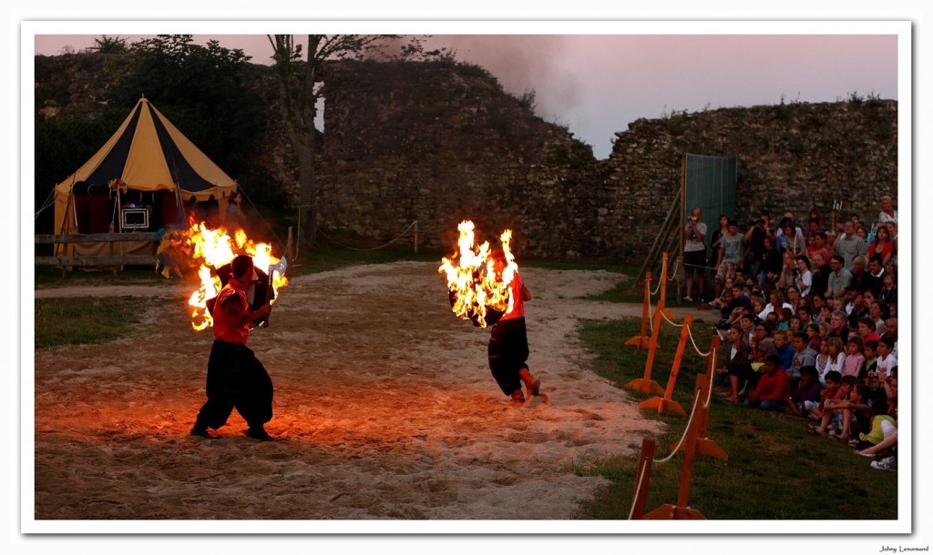 spectacle nocturne au château de Talmont