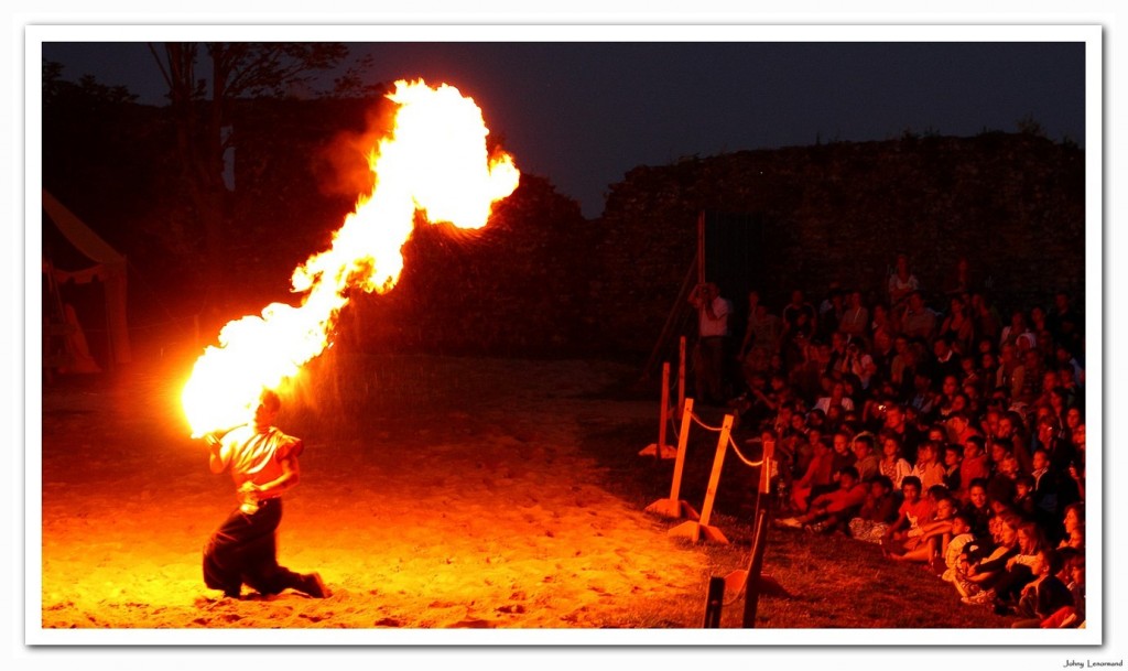 spectacle nocturne au château de Talmont