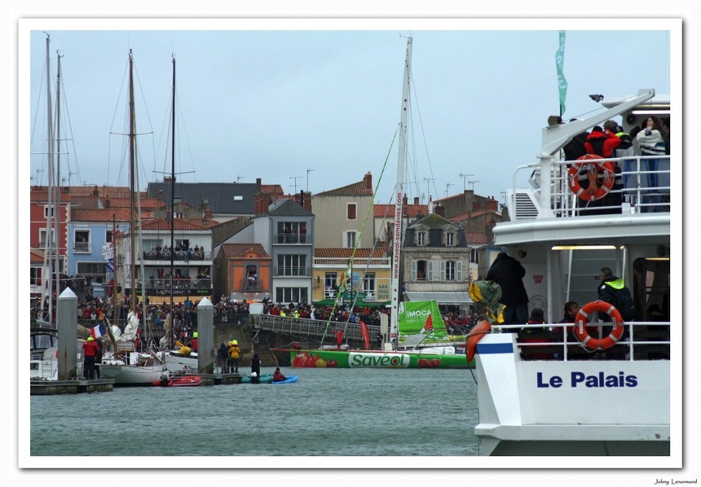 Savéol de Samantha Davies dans le chenal devant La Chaume