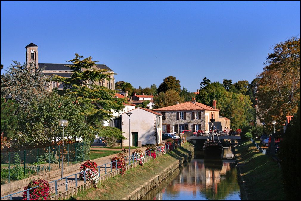 Le Payré traversant le centre-ville de Talmont Saint Hilaire en Vendée
