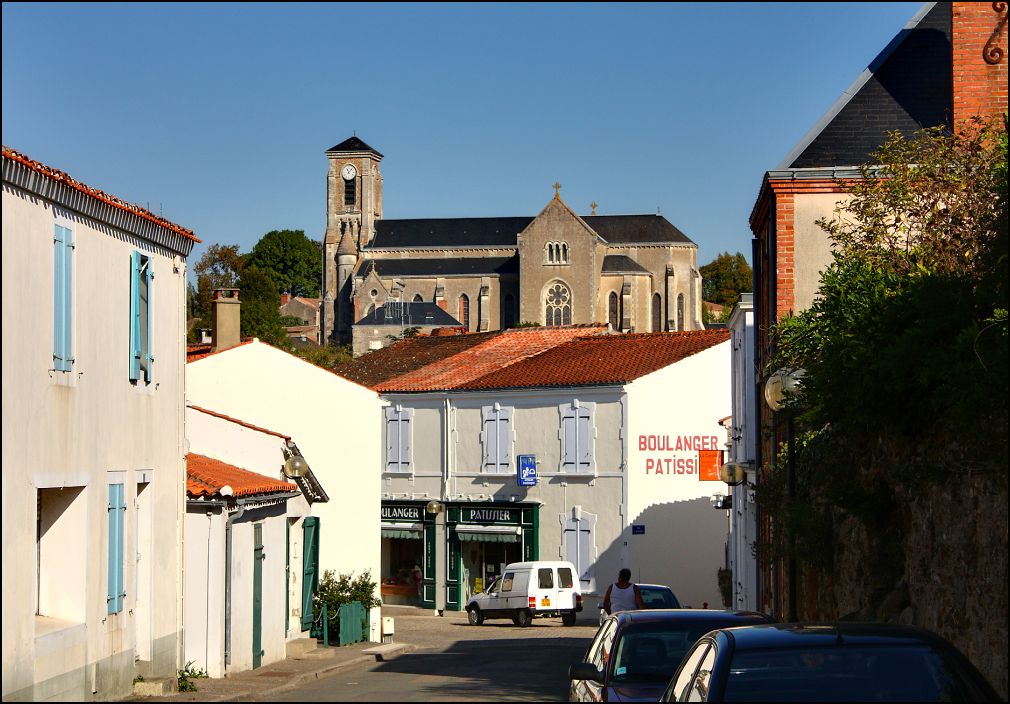 Rue du Centre et en arrière-plan l'église Saint Pierre à talmont Saint hilaire en Vendée