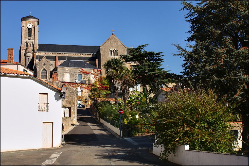 Petite rue montant vers l'église St Pierre à Talmont Saint Hilaire en Vendée