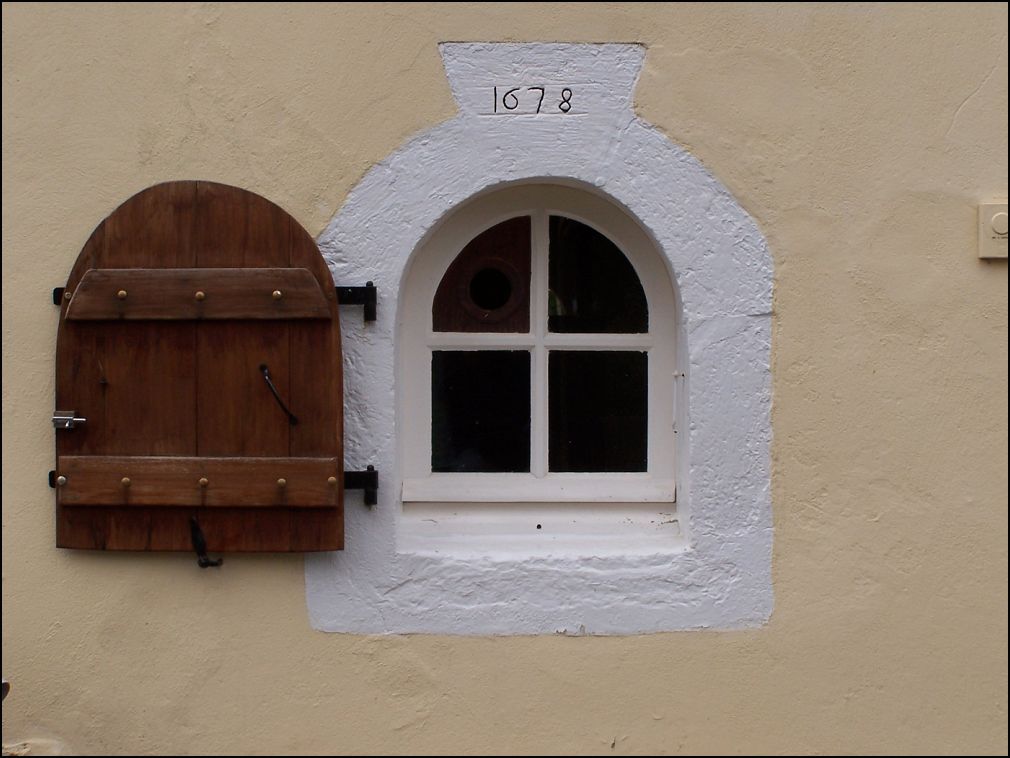 Fenêtre sur la facade d'une maison talmondaise