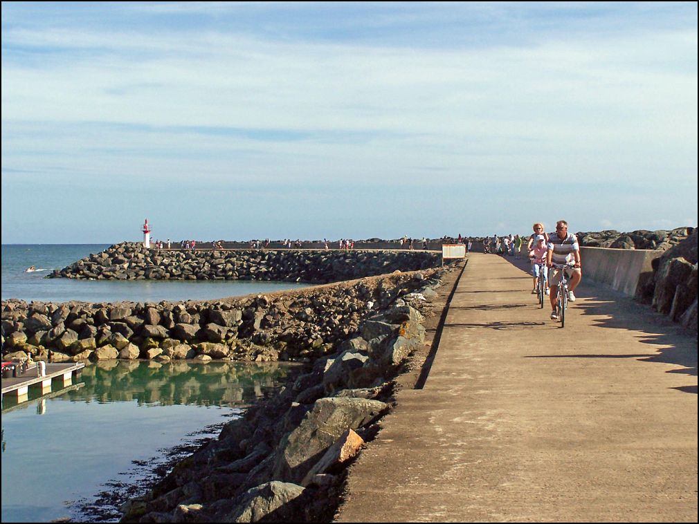 Le jetée ouest de Port Bourgenay à Talmont Saint Hilaire en Vendéeu port