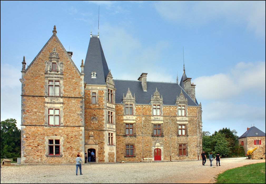 Efacade du château des Granges Cathus àTalmont Saint Hilaire en Vendée