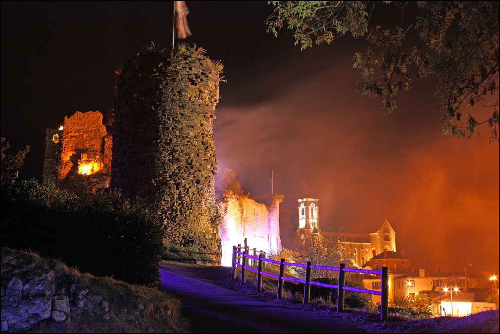 chateau de Talmont Saint Hilaire en Vendée de nuit